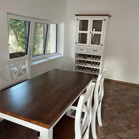 - Dobre Vino منزل ريفي ميكولوف